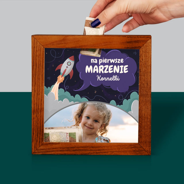 Zdjęcie I Podpis: Na Pierwsze Marzenie - Drewniana Skarbonka
