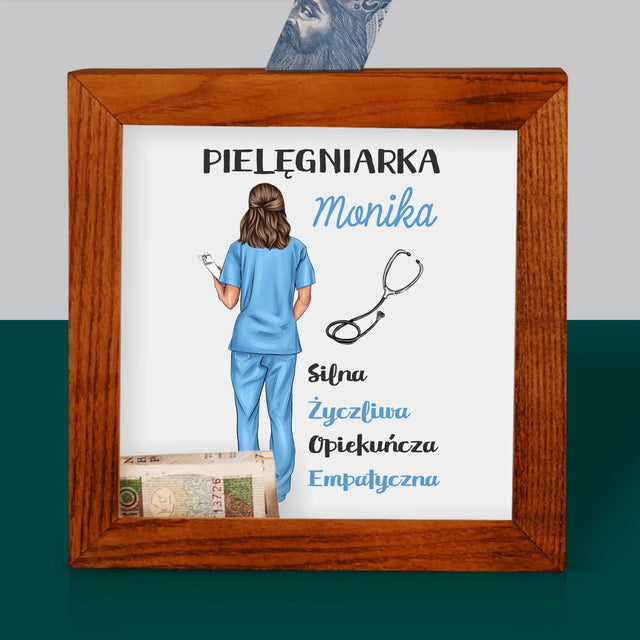 Kreator Postaci:  Cechy Pielęgniarki - Drewniana Skarbonka