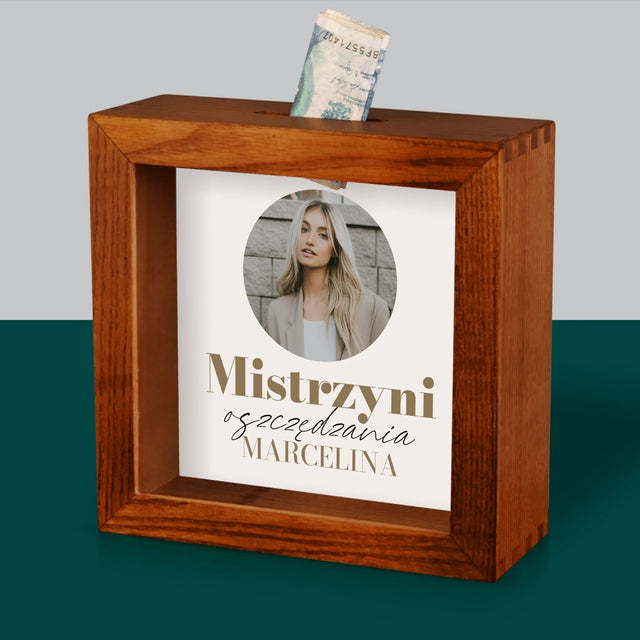 Zdjęcie I Podpis: Mistrzyni Planowania - Drewniana Skarbonka
