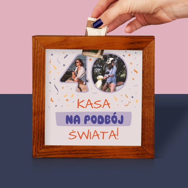 Zdjęcie I Podpis: 40 Urodziny Kasa Na Podbój Świata - Drewniana Skarbonka