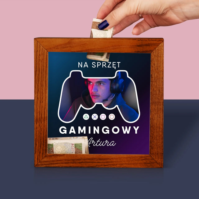 Zdjęcie i Podpis: Na Sprzęt Gamingowy - Drewniana Skarbonka