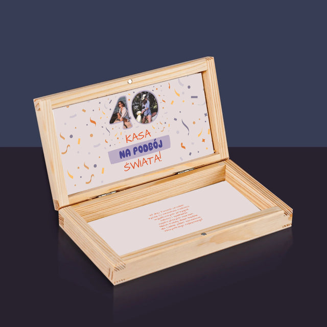 Zdjęcie i Podpis: 40 Urodziny Kasa Na Podbój Świata - Drewniane Pudełko Na Pieniądze
