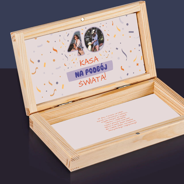 Zdjęcie i Podpis: 40 Urodziny Kasa Na Podbój Świata - Drewniane Pudełko Na Pieniądze