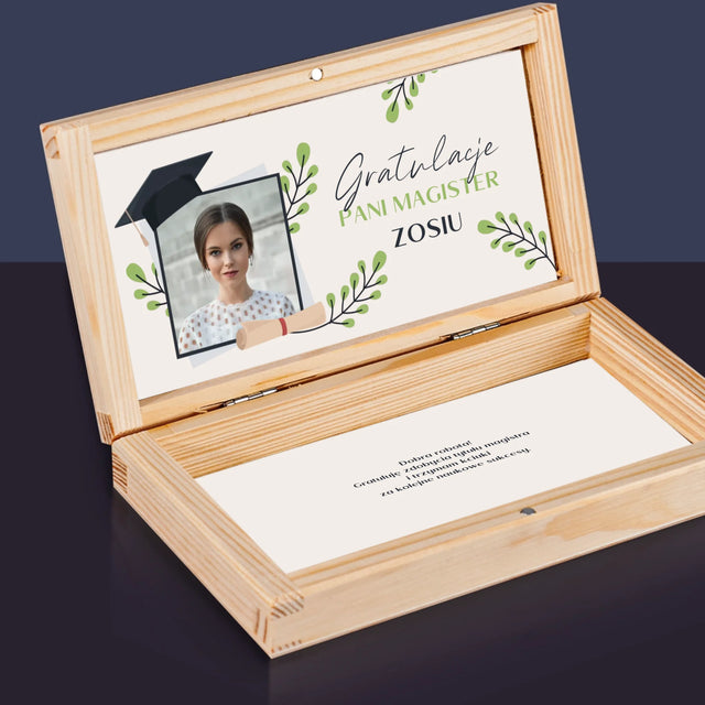 Zdjęcie i Podpis: Gratulacje Magister - Drewniane Pudełko Na Pieniądze
