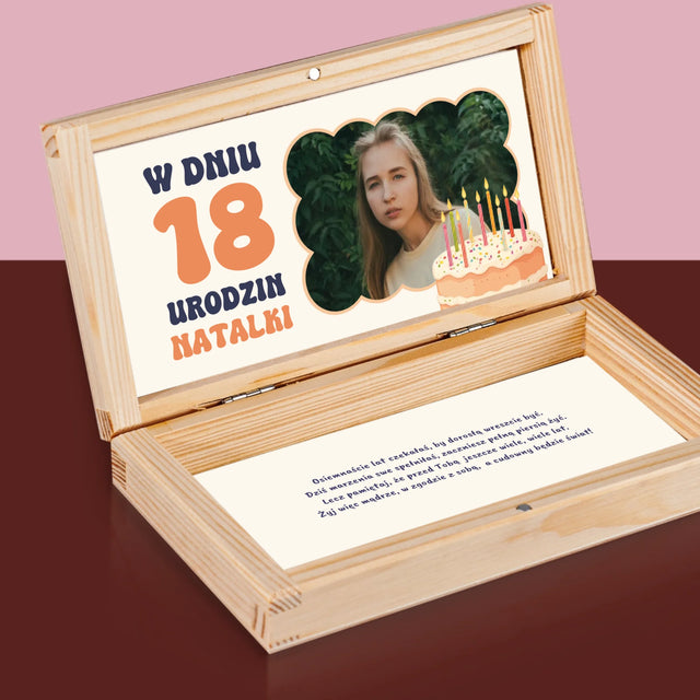 Zdjęcie i Podpis: w Dniu 18 Urodzin - Drewniane Pudełko Na Pieniądze