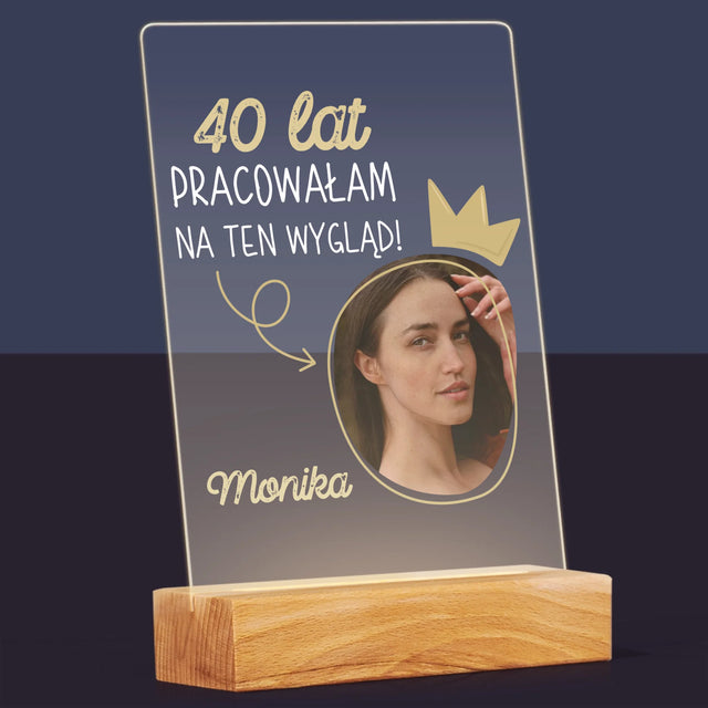 Zdjęcie I Podpis: 40 Lat Pracowałam Na Ten Wygląd - Wydruk Na Szkle Akrylowym