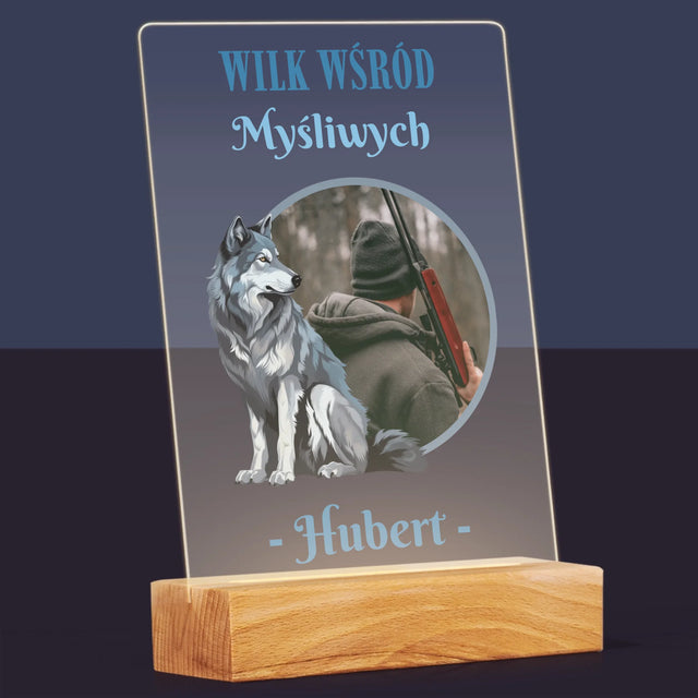 Zdjęcie I Podpis: Wilk Wśród Myśliwych - Wydruk Na Szkle Akrylowym