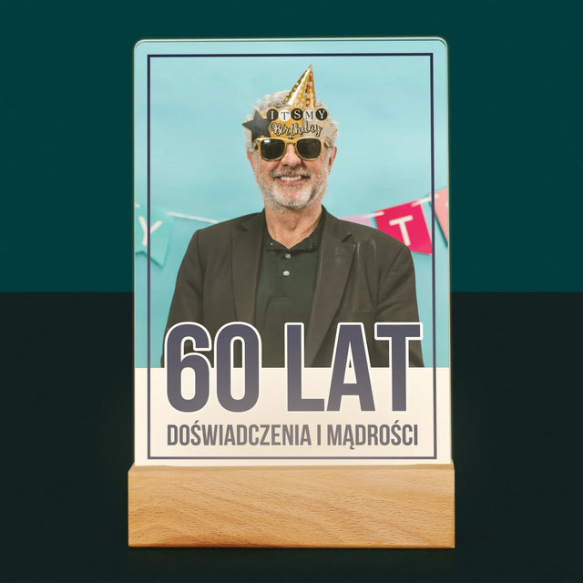 Zdjęcie i Podpis: 60 Lat Doświadczenia i Mądrości - Wydruk Na Szkle Akrylowym