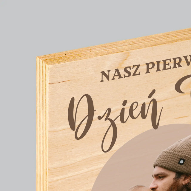 Zdjęcie i Podpis: Pierwszy Dzień Taty Zdjęcie w Kole - Wydruk Na Drewnie